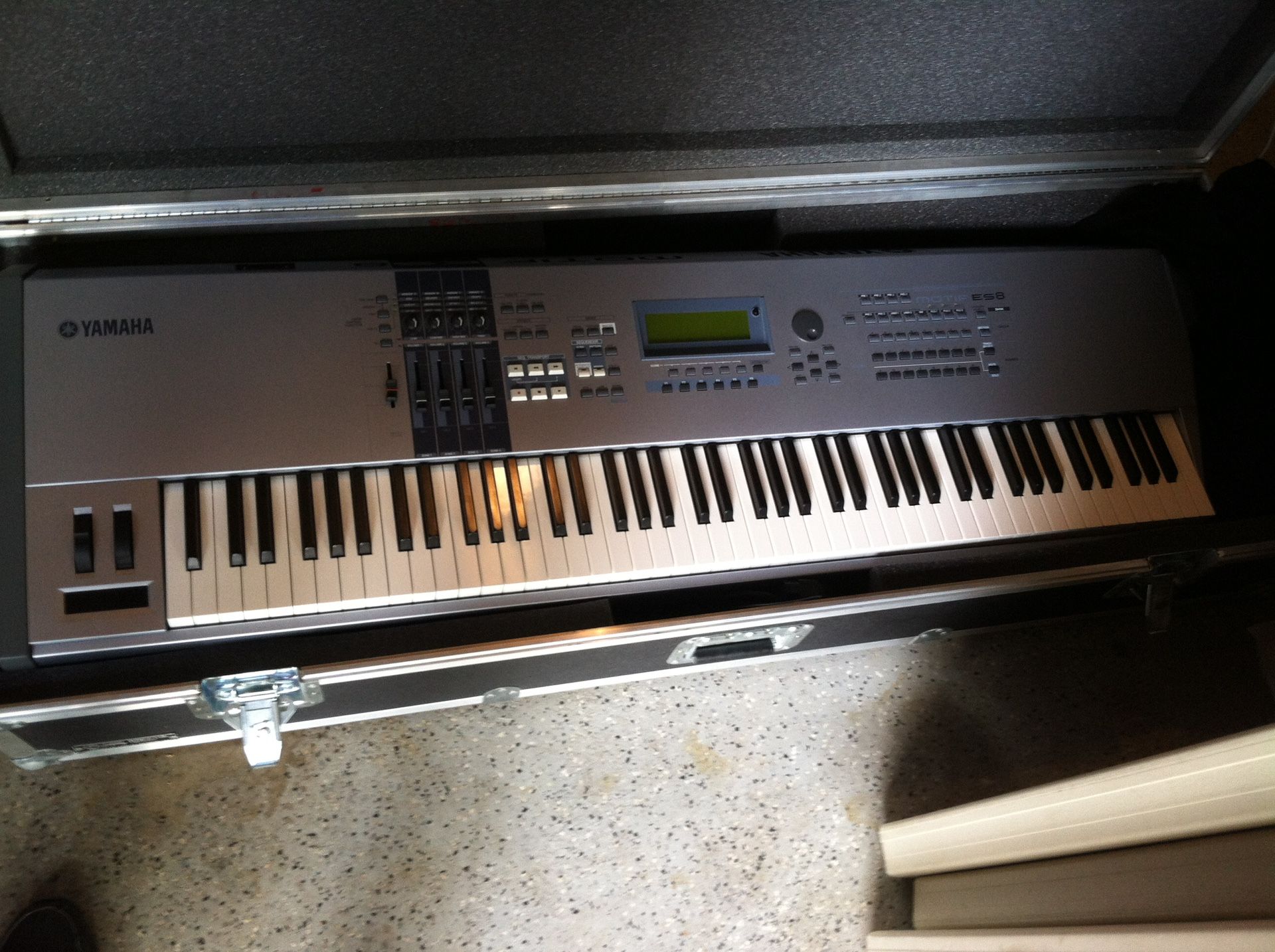 Yamaha Motif ES 8 (Professional Keyboard/Synthesizer)
