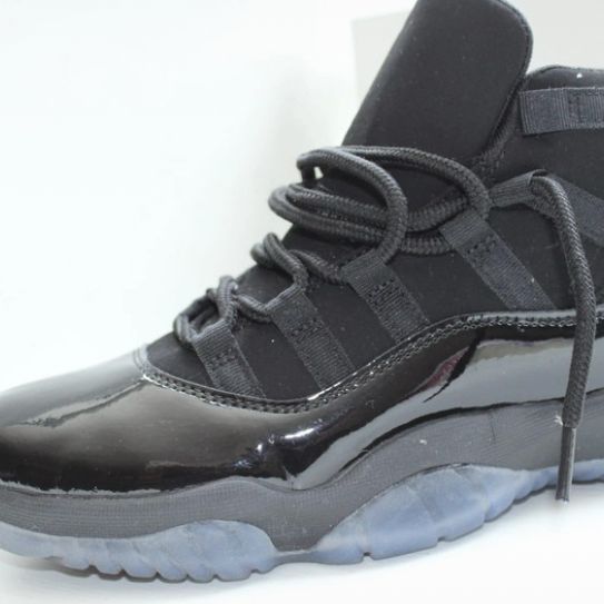 Jordan 11 retro cap and gown size 9.5