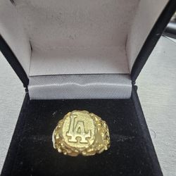 14k Gold LA ring Nugget Design. Size 7.5