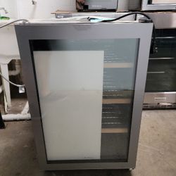 🚨 New Insignia - 130-Can Beverage Cooler - Silver NS-BC130GP1