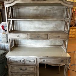 Beautiful Cream Shabby Chic Wood Desk. 