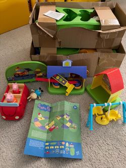 Peppa Pig All Around Peppa's Town Playset