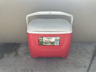Igloo Island Breeze 28 Quart Cooler - Red/White - 41 Can Capacity