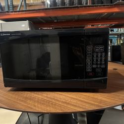 WAREHOUSE BLOW OUT SALE PLEASE MESSAGE FOR PRICING - 1 Emerson Microwave 