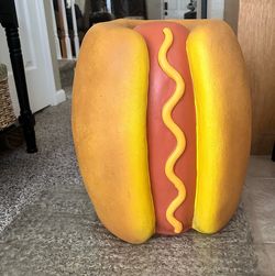 Hot dog stool