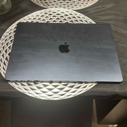 MacBook Air M3 2024 8gb RAM 300gb