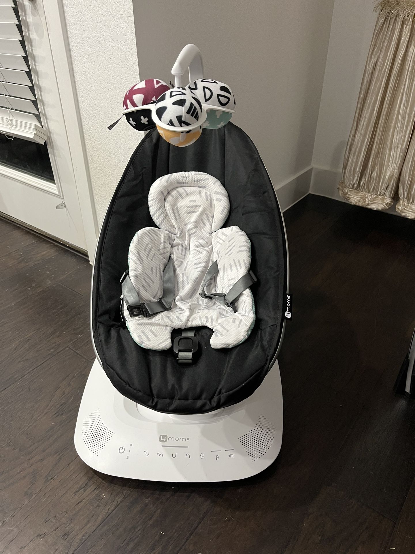 New 4Moms Mamaroo swing 