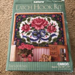 CARON LATCH HOOK KIT TRIO OF ROSES Size : 20 "x 27 "