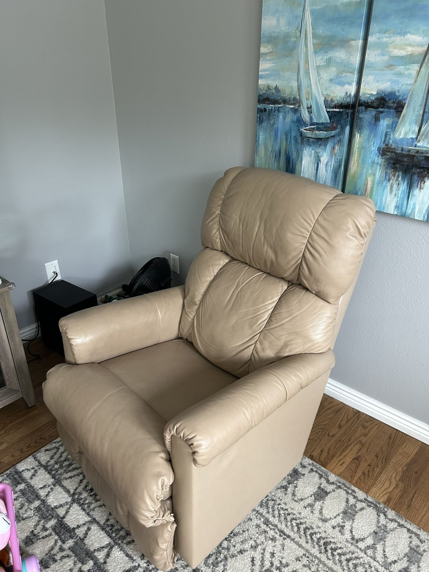 Lay Z Boy Leather Recliner And Loveseat