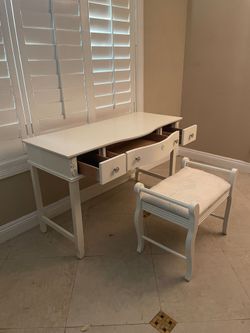 Sturdy solid wood white vanity desk with chair