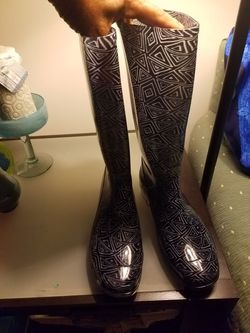 Size 7 toms boots rain or snow new on eBay for 65