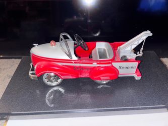 Snap-on Die-Cast Tow Truck Collectible