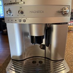 De’Longhi ESAM3300 Magnifica Super Automatic Espresso & Coffee Machine (silver)