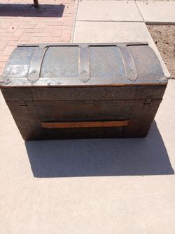 Vtg. Hump Back Trunk