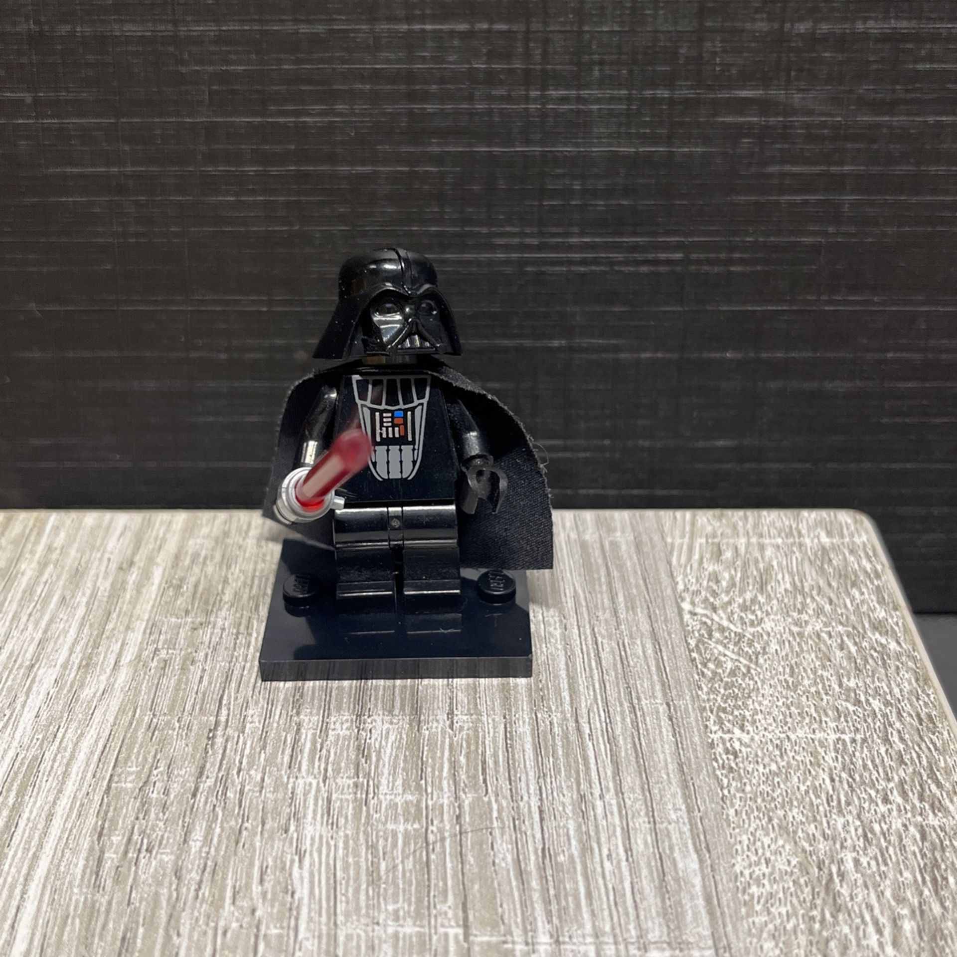 Lego Star Wars Darth Vader - Trans-Red Light-Up Lightsaber Minifigure