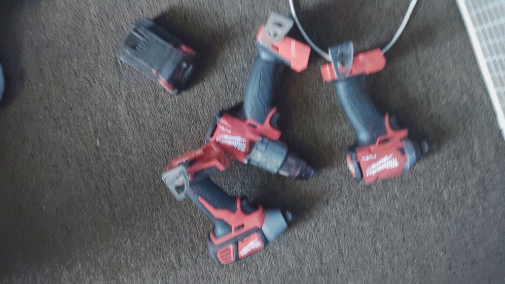 Dos Inpactos Milwaukee FUL BRUSHLESS Y Un DRILL HAMMER Milwaukee 18 VL De Potencia Y Una Vateria