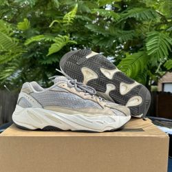 Yeezy 700 V2