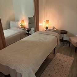 5 Professional Massage Beds 