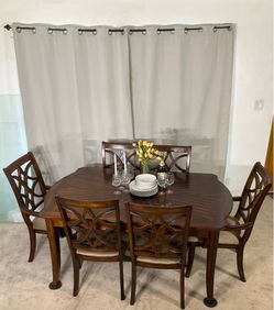 Comedor Formal con Mesa de Extension y 6