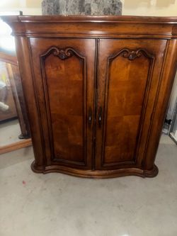 Beautiful Traditional Wood Accent Cabinet / TV Console / Buffet Cabinet