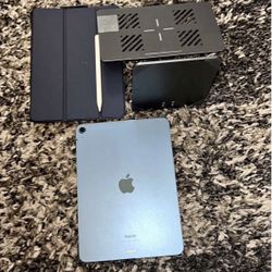 Apple iPad Air 5th Generation 64 GB in Sky Blue w/ Apple Pencil 7M29