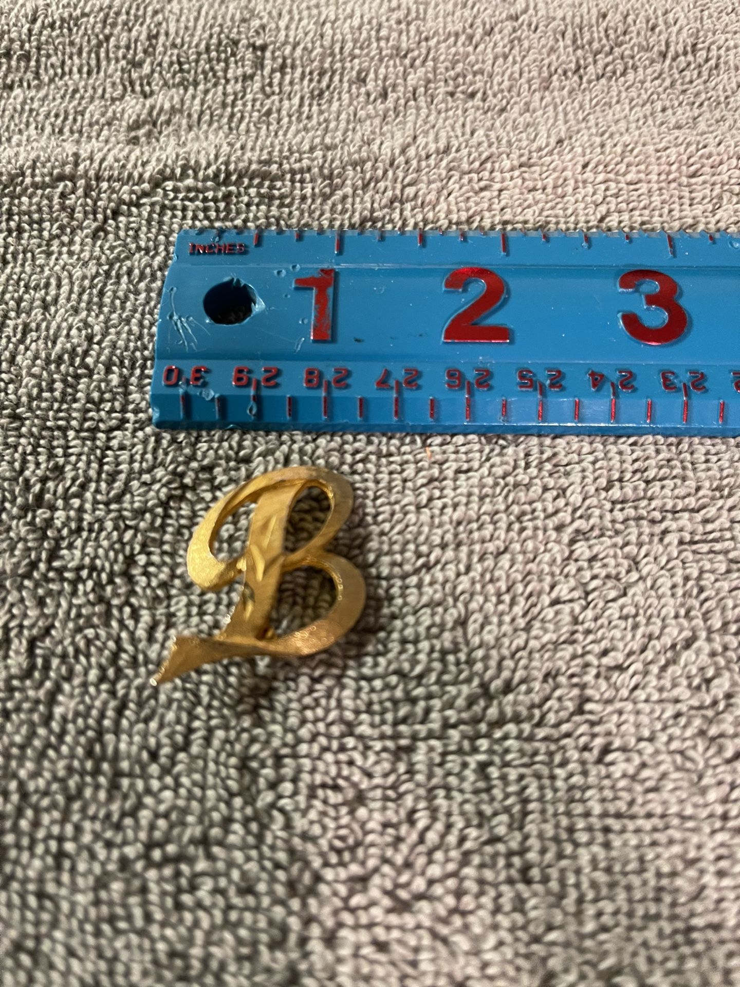 CA. VINTAGE PIN/BROOCH. GOLD TONE MONOGRAM B.