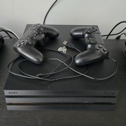 PS4 PRO - 1TB - 2 CONTROLLERS