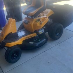 Mower new club cadet 30 inch with catcher hydrostatic transmission