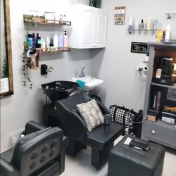 Salon Furniture In excellent condition Black Styling Chair 