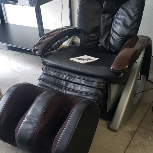 MASSAGE CHAIR pick up TODAY reduced to 225 for Sale in Universal