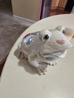 VINTAGE POTTERY FROG