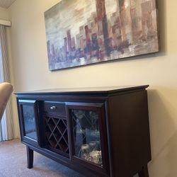 BEAUTIFUL DINING ROOM BUFFET/SERVER, MAHOGANY FINISH, BACKLIT, WITH WINE RACK AND CENTER DRAWER