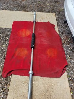 OLYMPIC 7' BAR.  45LBs  WITH NECK PAD  USED IN GOOD CONDITION  NO LABELS. 
11525 S HALSTED  DUNKIN DONUTS/
7111.S WESTERN WALGREENS 
55$.   CASH ONLY