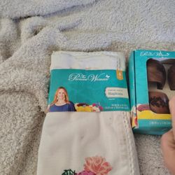 Pioneer Woman Cloth Napkins And Wood Holders