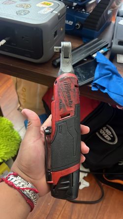 3/8 impact rachet comes with battery and charger