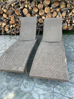 Outdoor patio lounge chairs