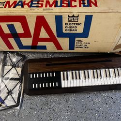 In Elmwood Park. Excellent Condition Vintage GTR 3751 16 Chord 3 Octave Electric Organ