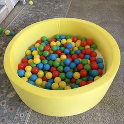 Ball pit with balls