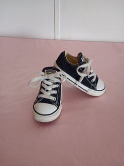 Converse Black Canvas Low-Top Sneakers with White Laces Sz. 7 Toddler.