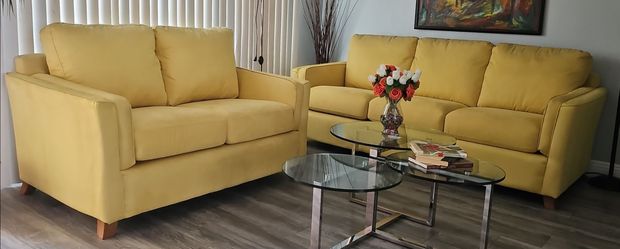 Like new! Beautiful and elegant 3-piece sofa set, 100% microfiber, color (Butterfly Marigold). Model: FORTUNA (70540-03). It's a classic Palliser desi