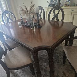 Dining Table & Chairs 