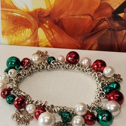#1968, GORGEOUS VTG , PEARLS CHRISTMAS CHARM BRACELET
