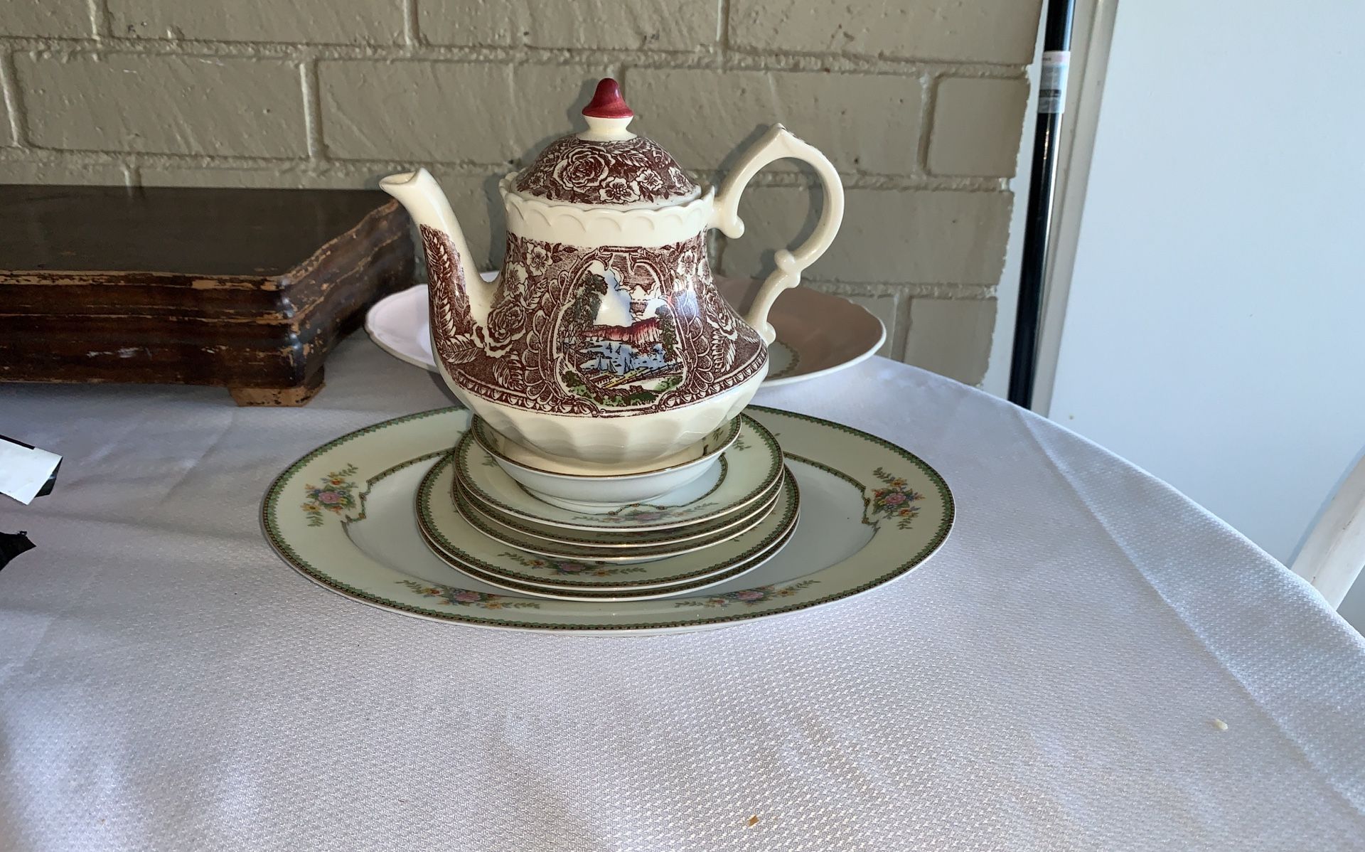 Vernon’s teapot 1860 also comes with a cup a serving two serving plates, five dishes and a little bowl moving need to get rid of everything