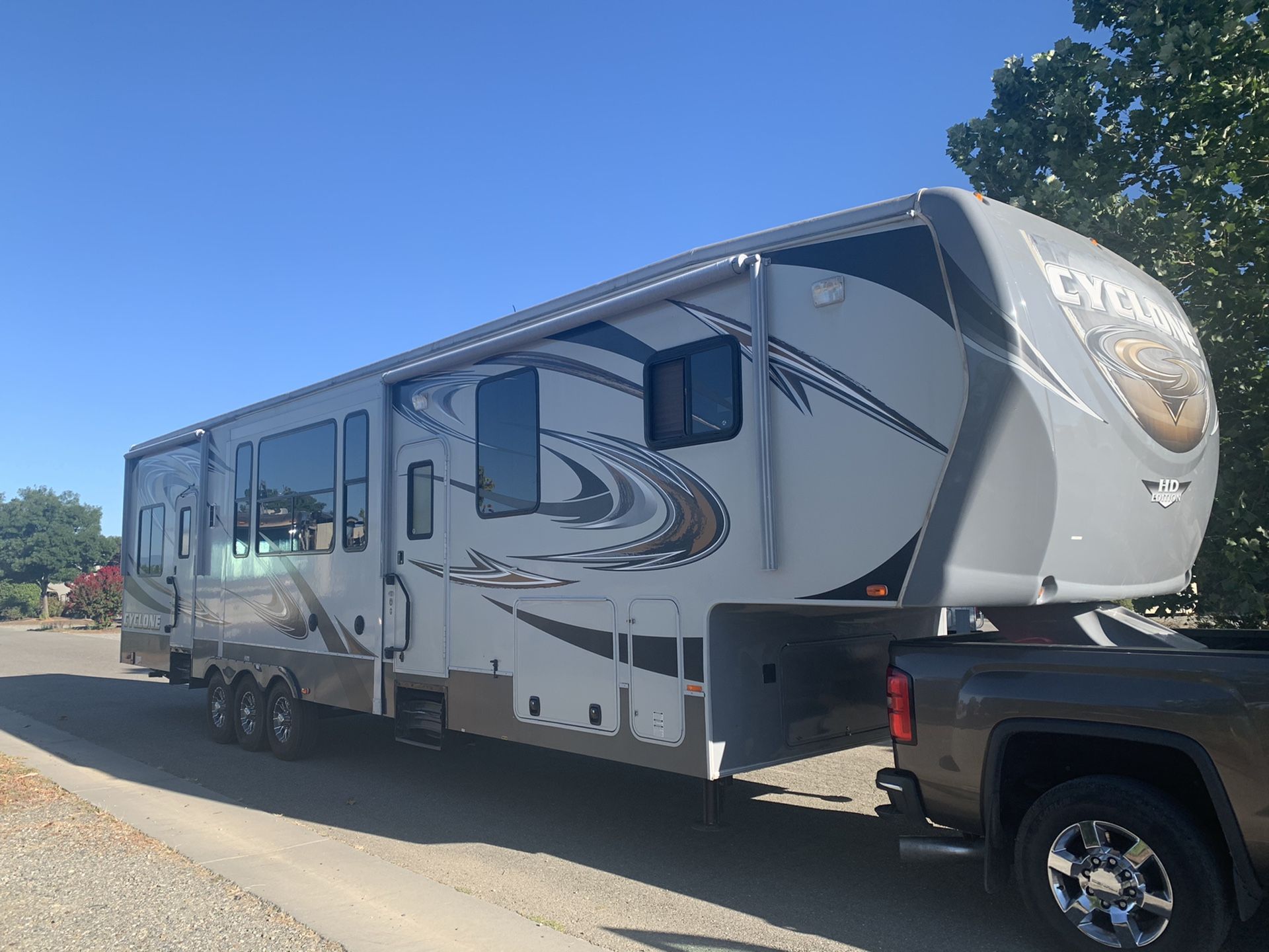 2013 Cyclone by Heartland toy hauler 43ft-2 bath-3slides-5500 watt gen -12 ft garage