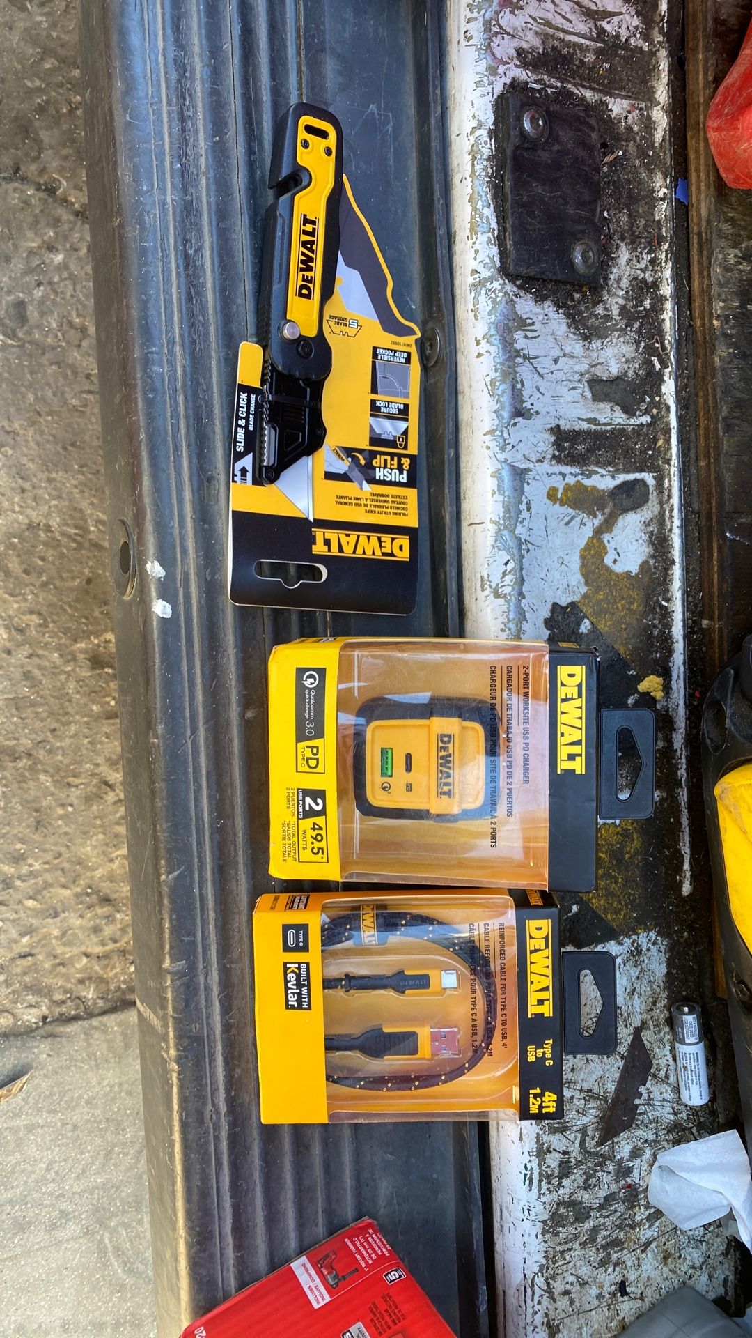 Dewalt USB Charger And Utility Knife