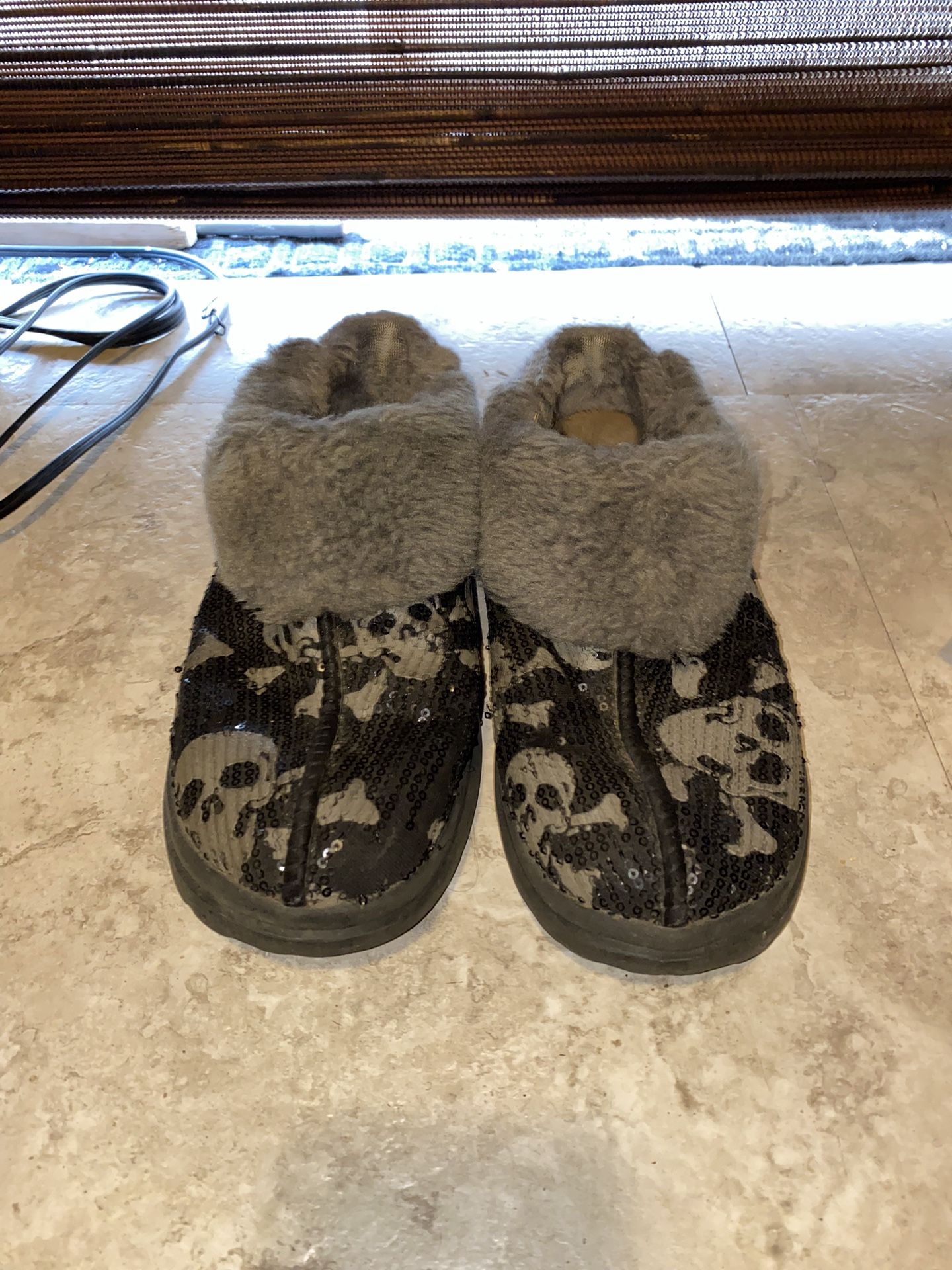 Ugg skull slippers deals