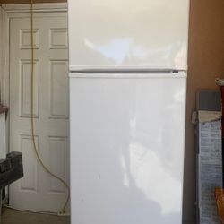 whirlpool white Refrigerator in good condition for sale 