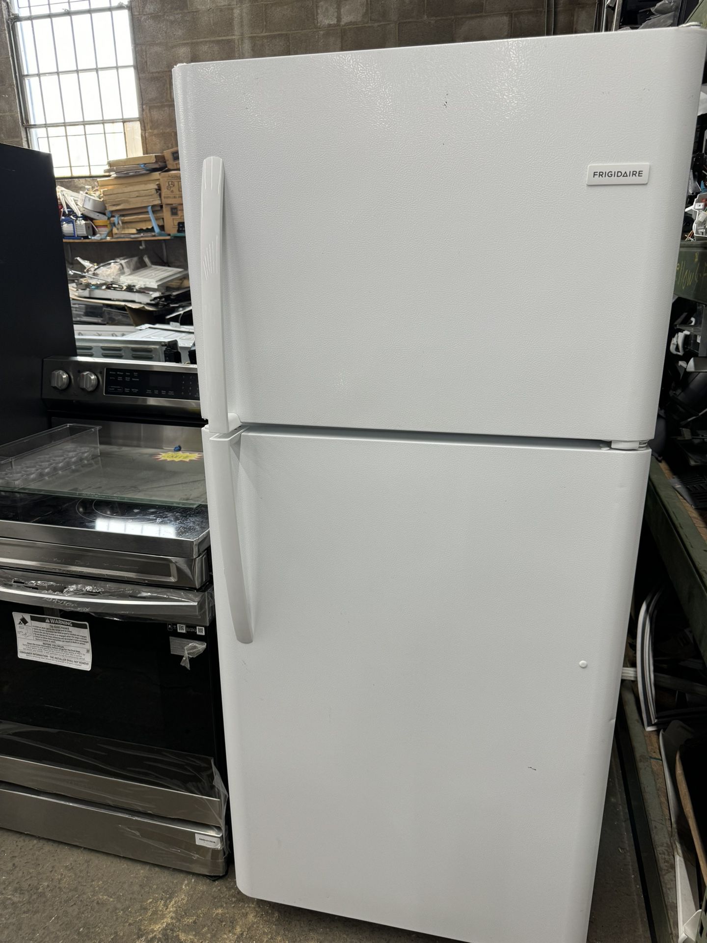 Frigidaire 30in Top And Bottom Refrigerator 4 Months Warranty 