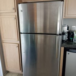 GE REFRIGERATOR 350 Dlls 