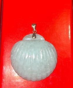 10k shell jade pendant